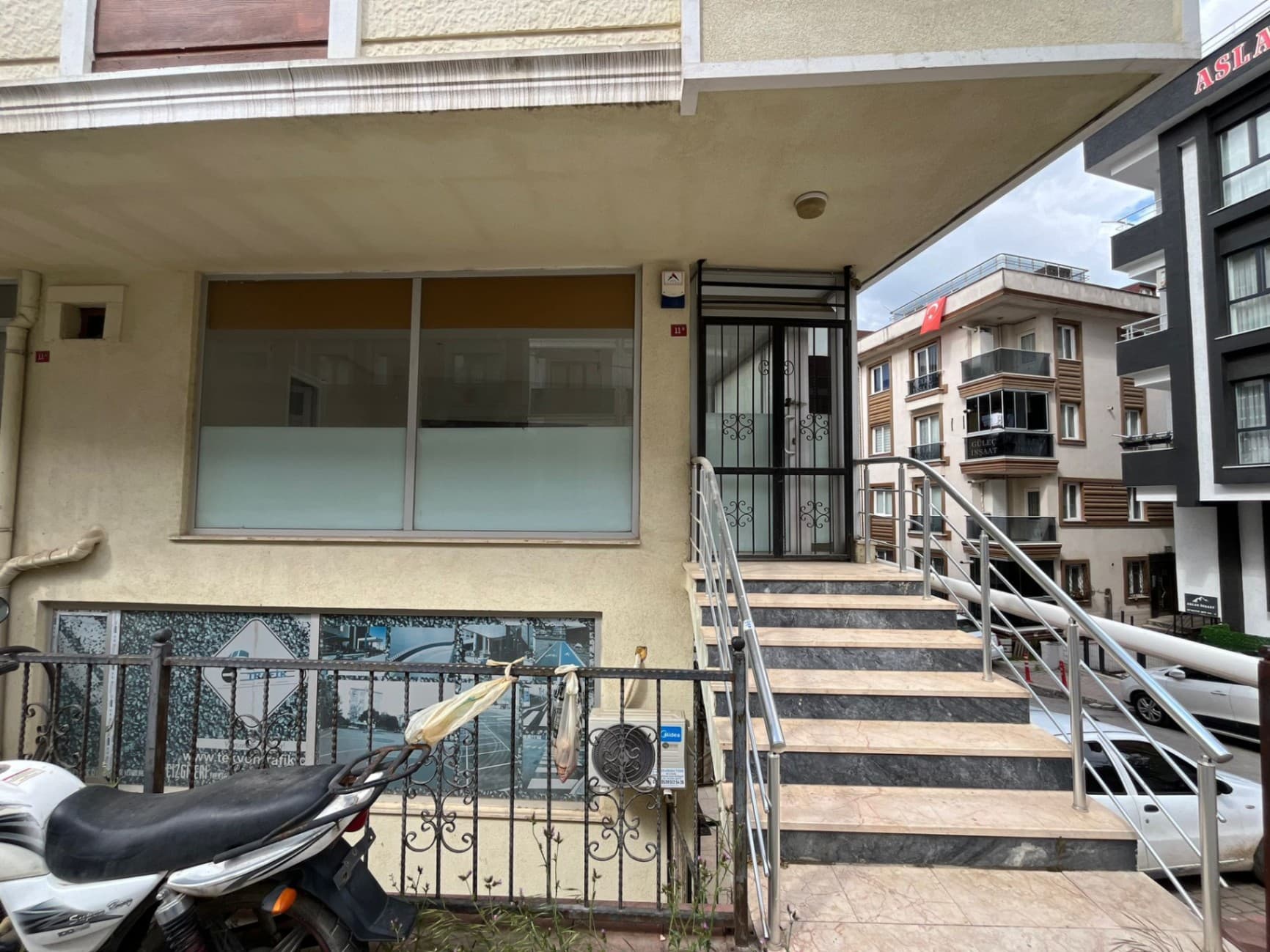 ÇEKMEKÖY MERKEZ MAHALLESİ CADDE ÜZERİ 25 m2 DÜKKAN